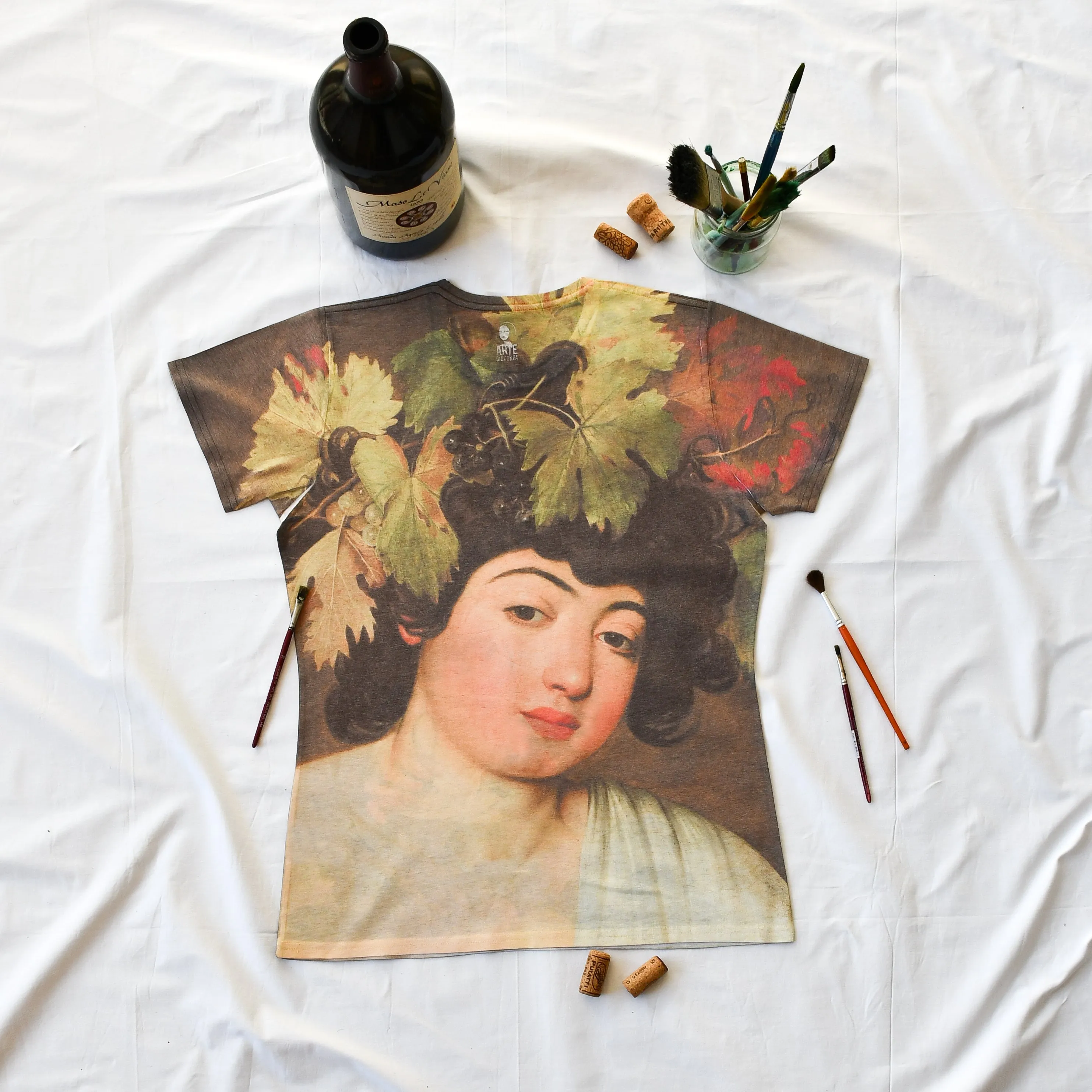 T-shirt art Bacchus by CARAVAGGIO | Stampa all-over, Idea regalo, Fotografia ad alta definizione, Dettagli sorprendenti dell'opera.